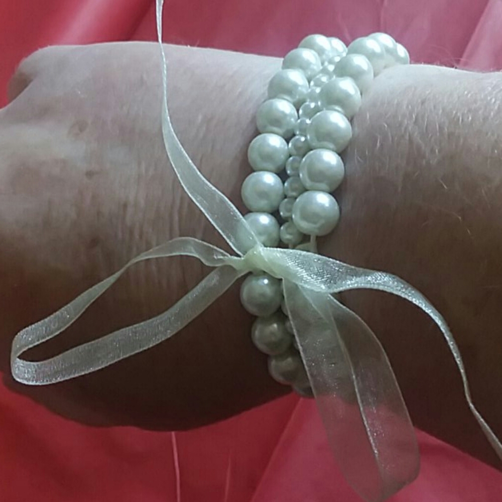 Triple Pearl bracelet with ribbon